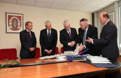 Boris Tadić predaje dokumente iz Vukovarske bolnice