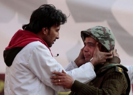 Mladog časnika tje&scaron;e prosvjednici