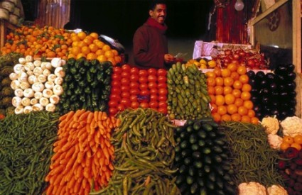 naki ljudi biraju hranu po boji