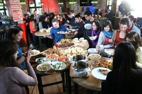 Nema bolje nego kad svi navale na roštilj i Staropramen